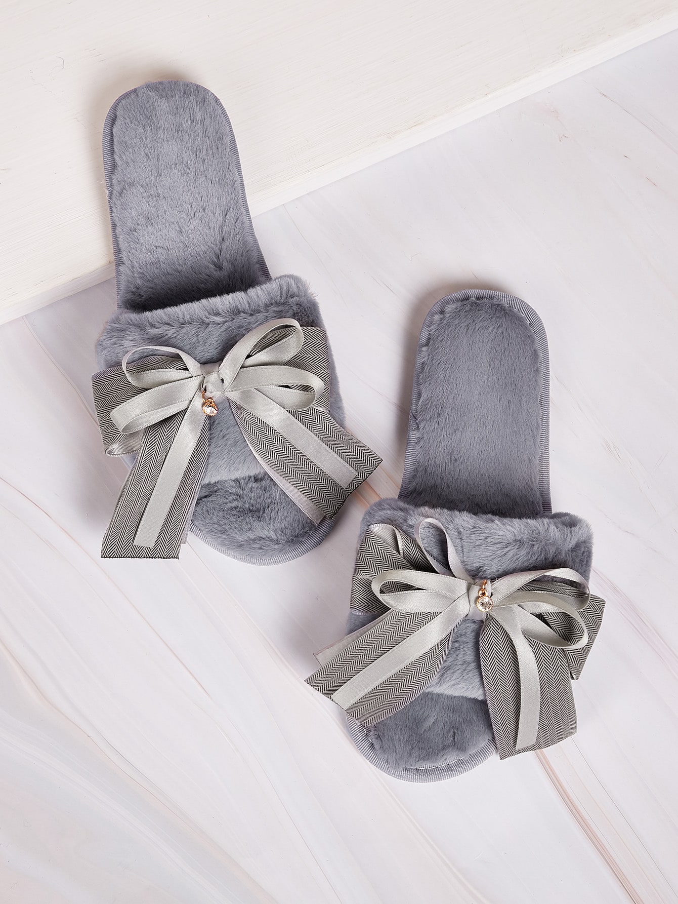 Плюшевые шлепанцы с бантом