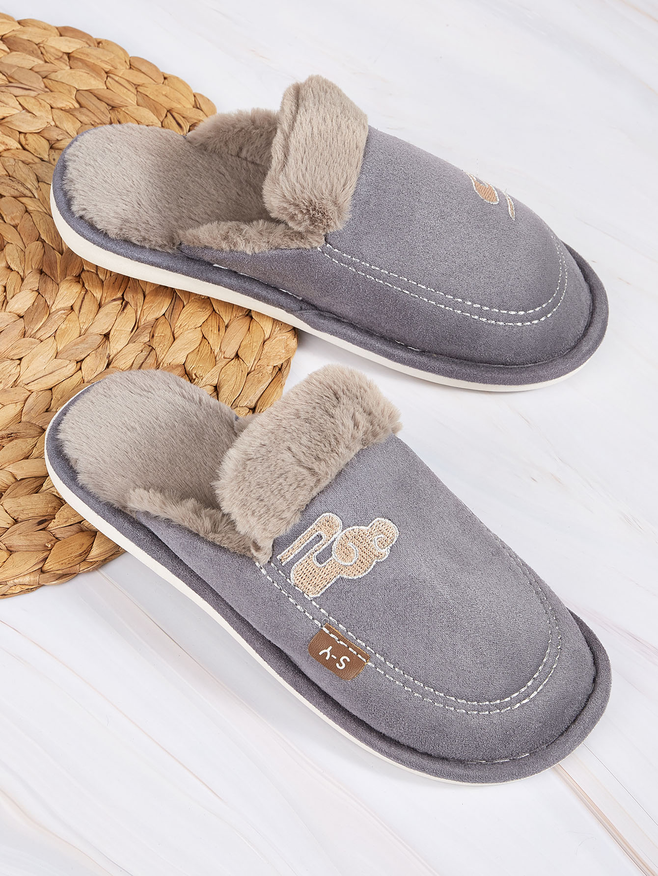 Мужские шлепанцы с вышивкой и мехом