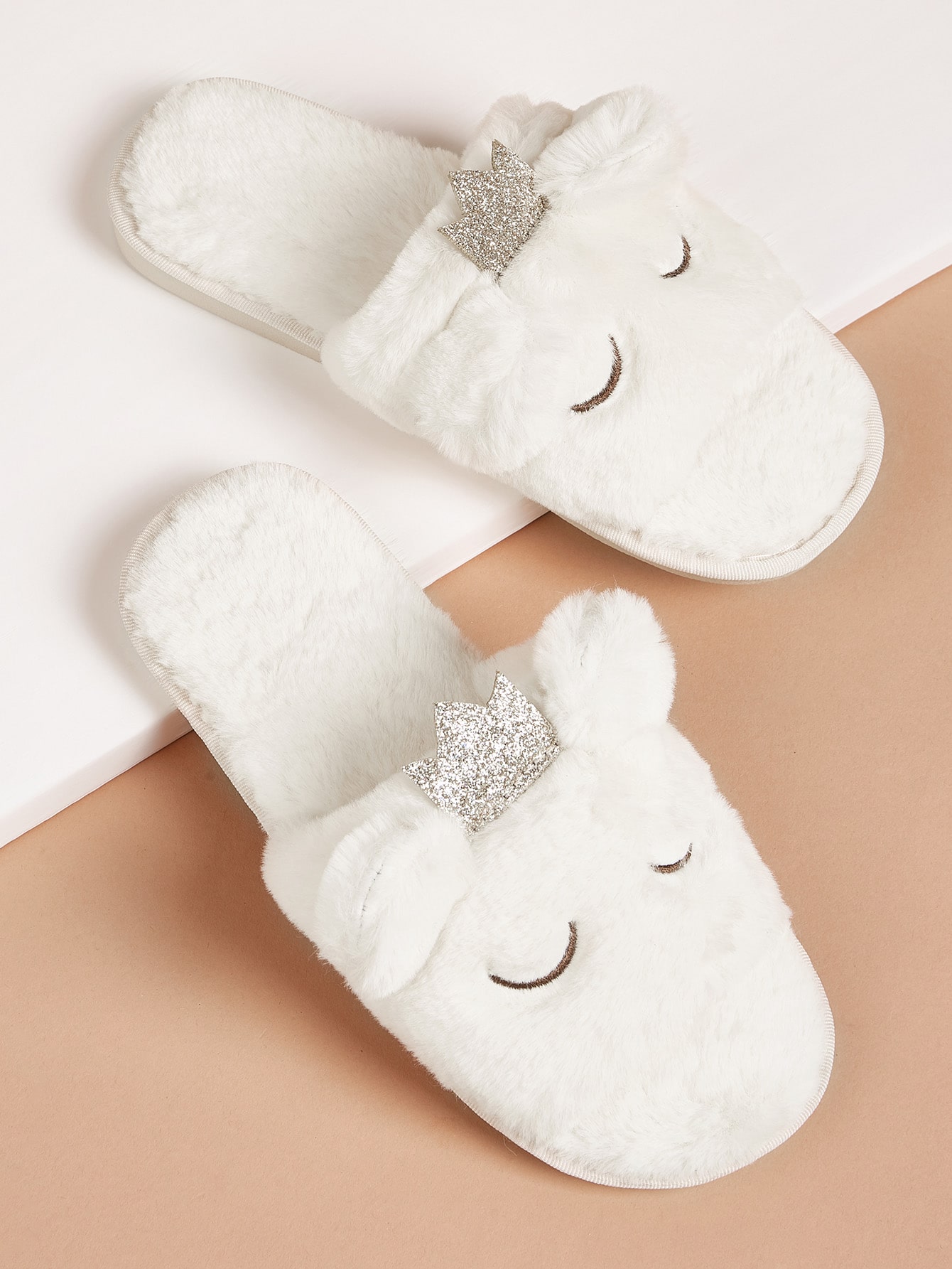 Плюшевые шлепанцы с декором