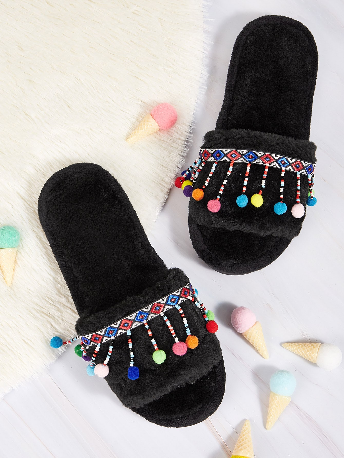 Плюшевые шлепанцы с открытым носком и помпоном