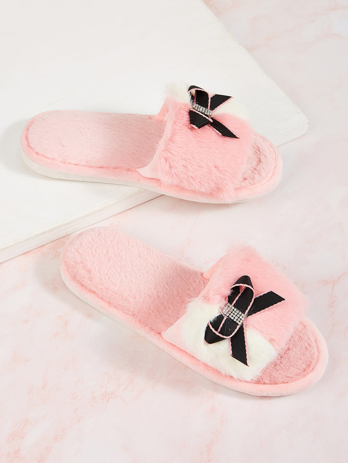 Шлепанцы из искусственного меха со стразами и бантом