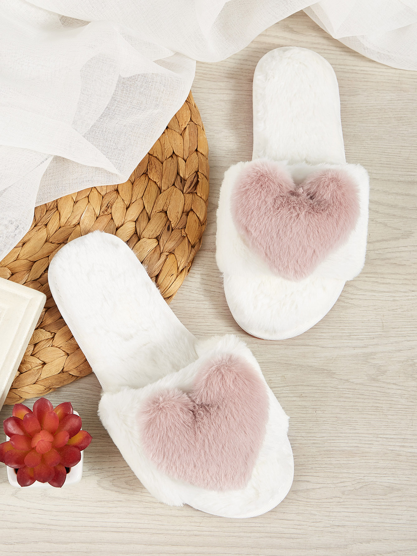 Плюшевые шлепанцы с открытым носком и декором