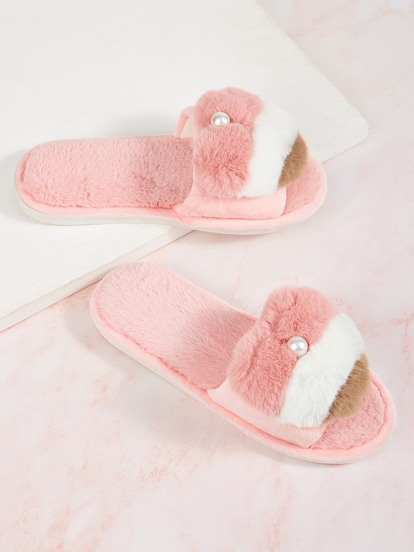 Шлепанцы из искусственного меха с жемчугами