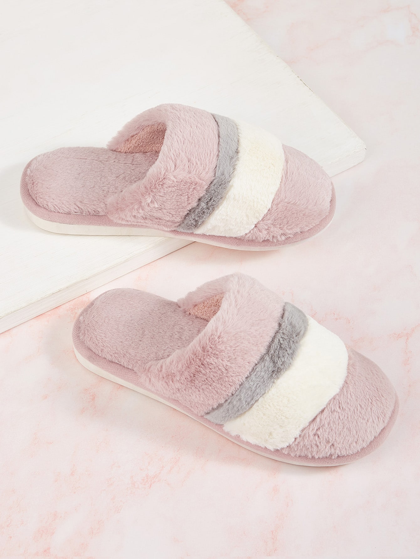 Полосатые плюшевые шлепанцы