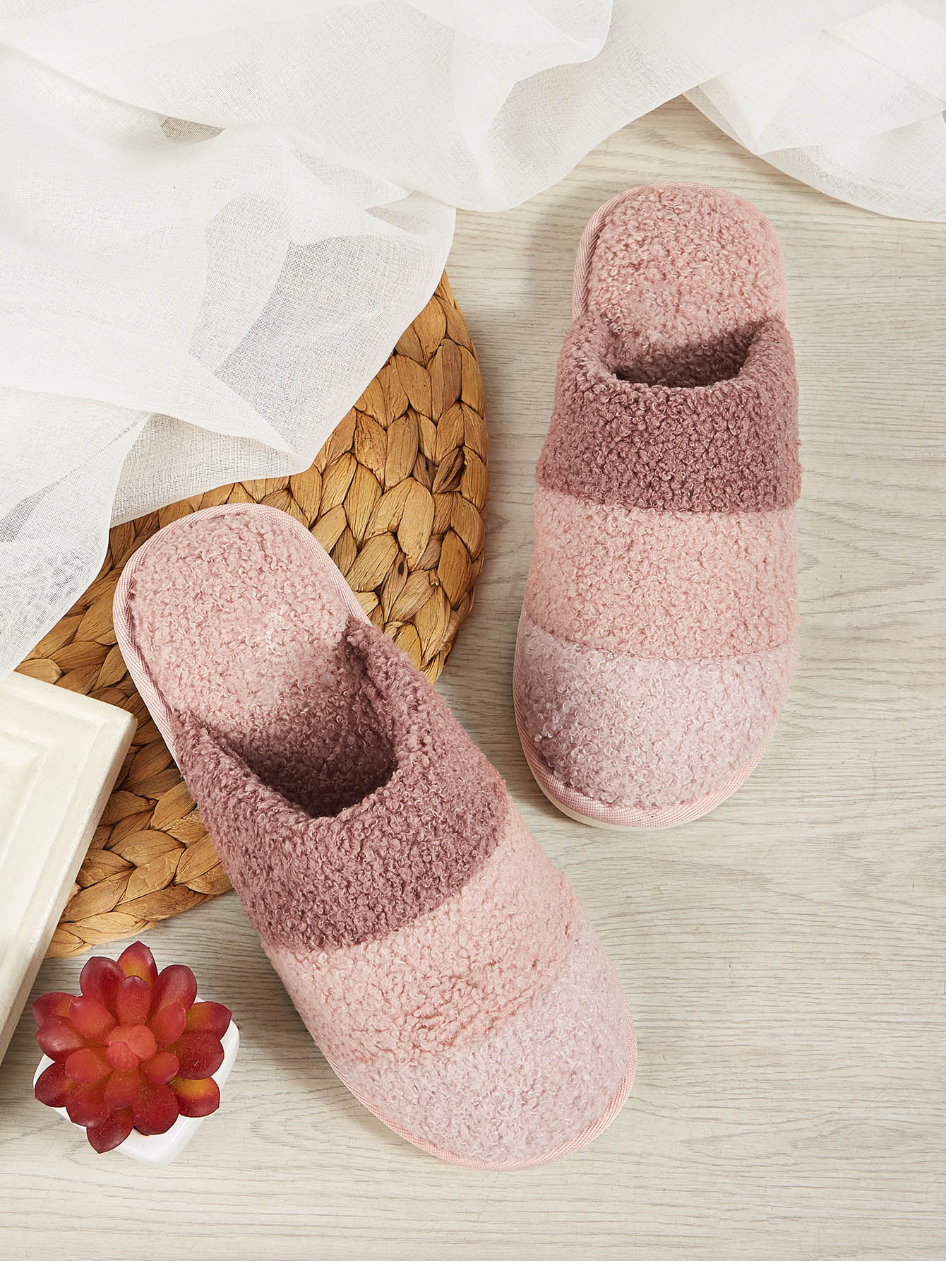 Полосатые плюшевые шлепанцы