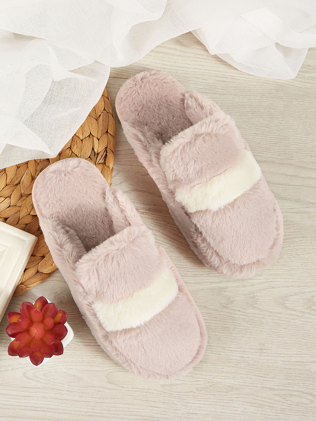 Полосатые плюшевые шлепанцы