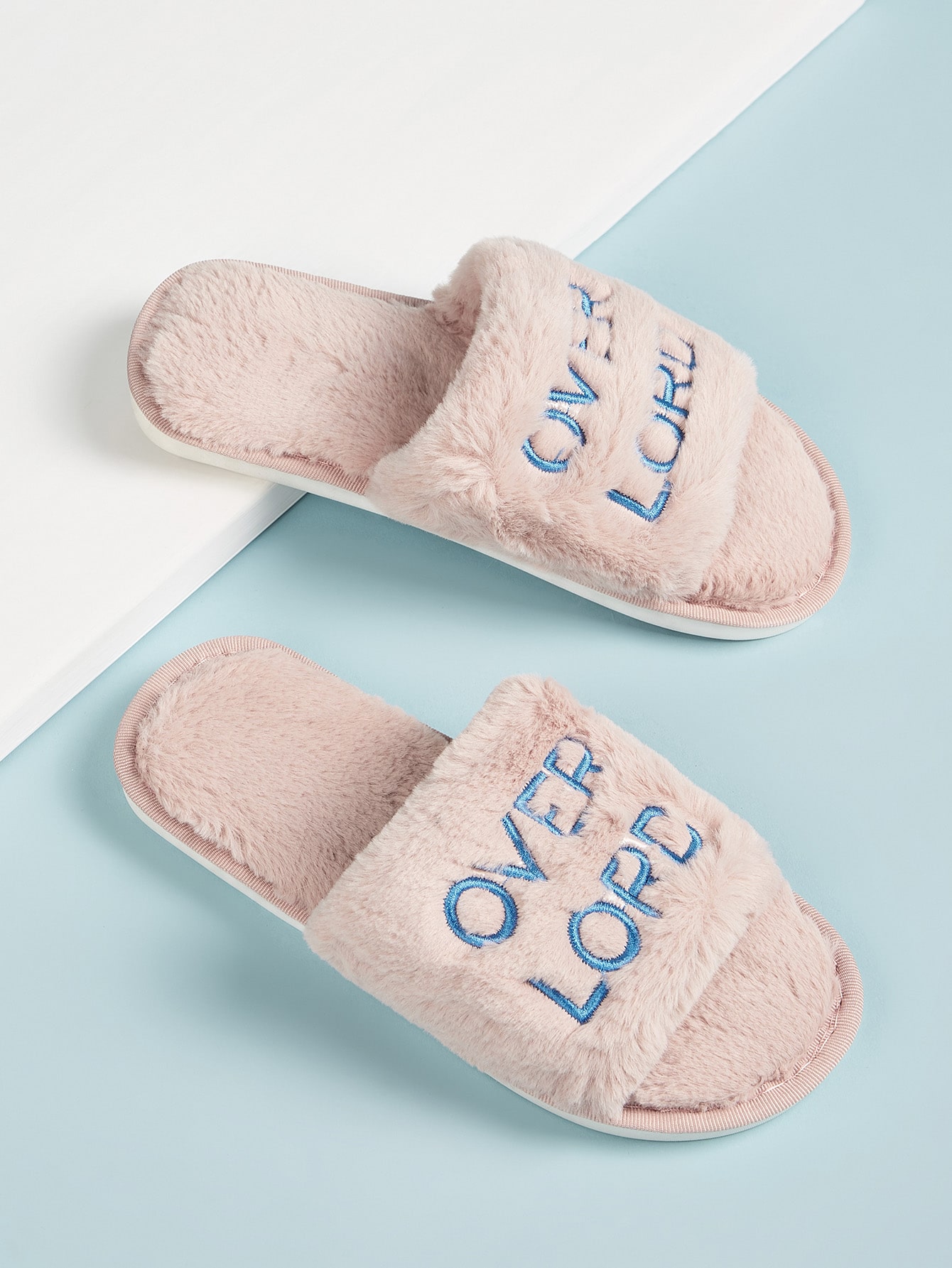 Плюшевые шлепанцы с вышивкой и открытым носком