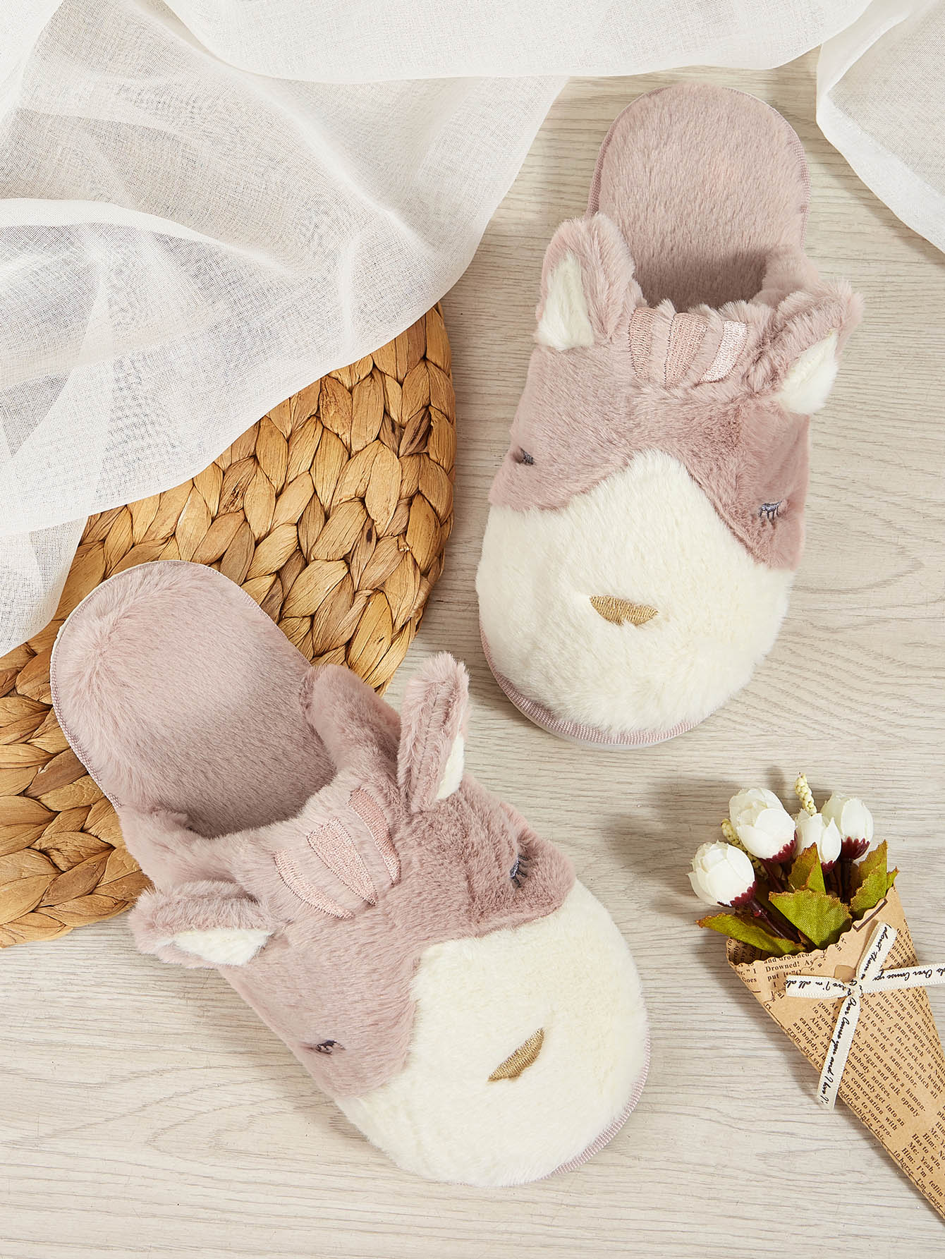 Плюшевые шлепанцы с декором