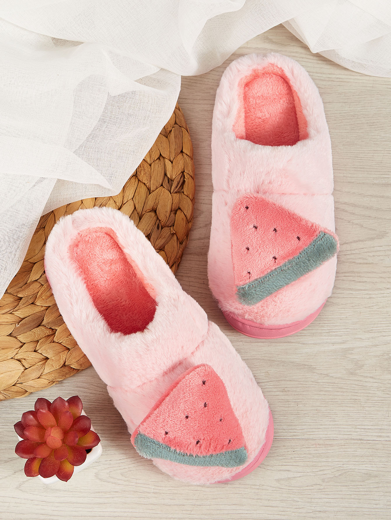 Плюшевые шлепанцы с декором