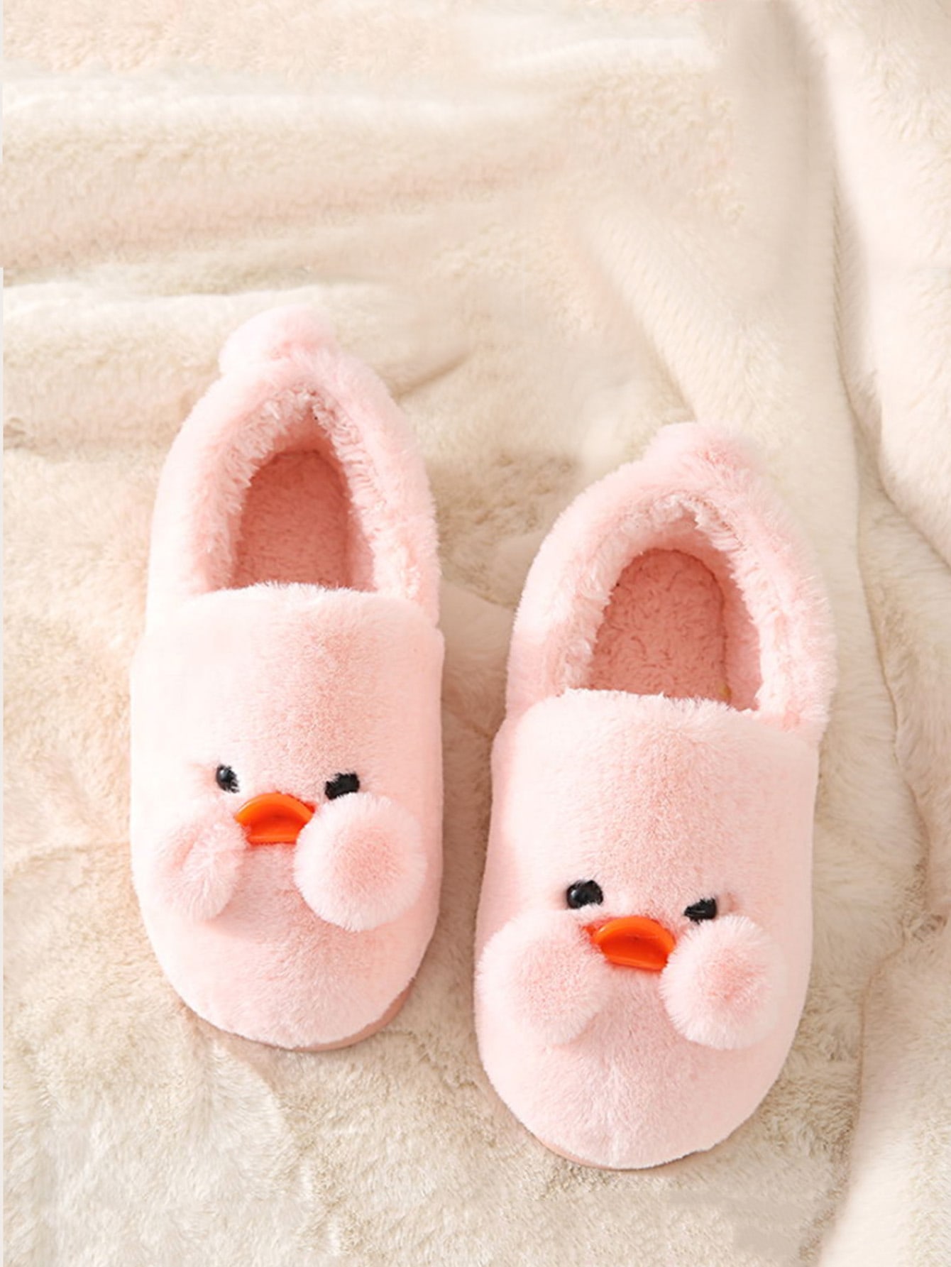 Плюшевые шлепанцы с помпоном