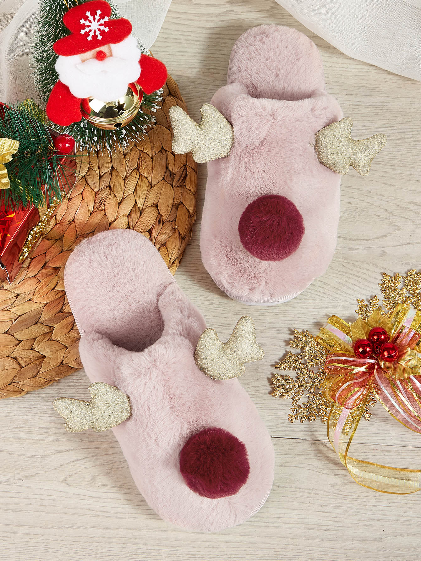 Плюшевые шлепанцы с помпоном