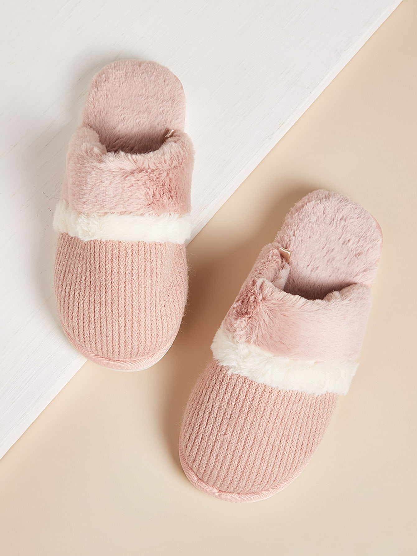 Плюшевые шлепанцы с круглым носком