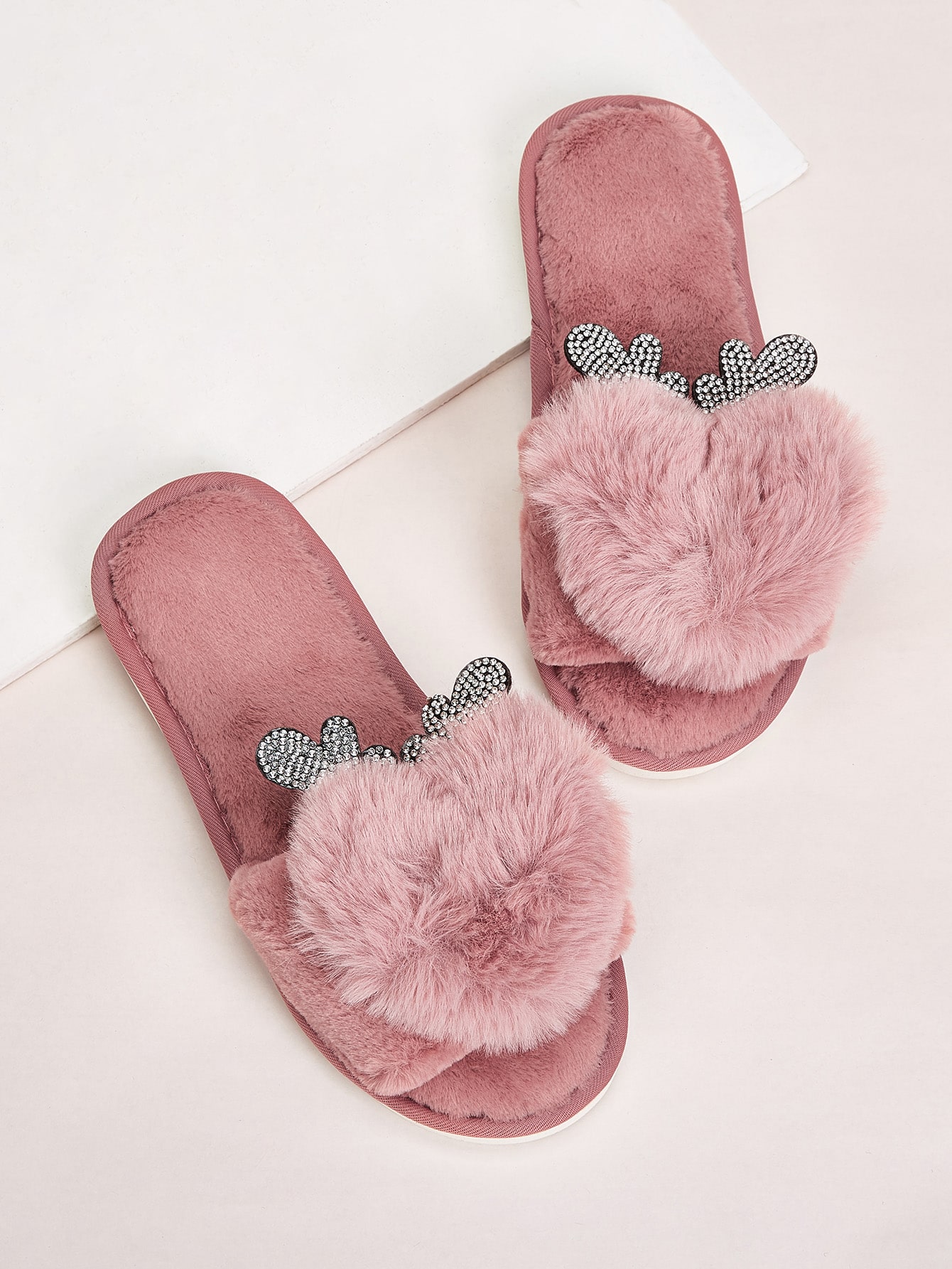 Шлепанцы с искусственным мехом, открытым носком и стразами