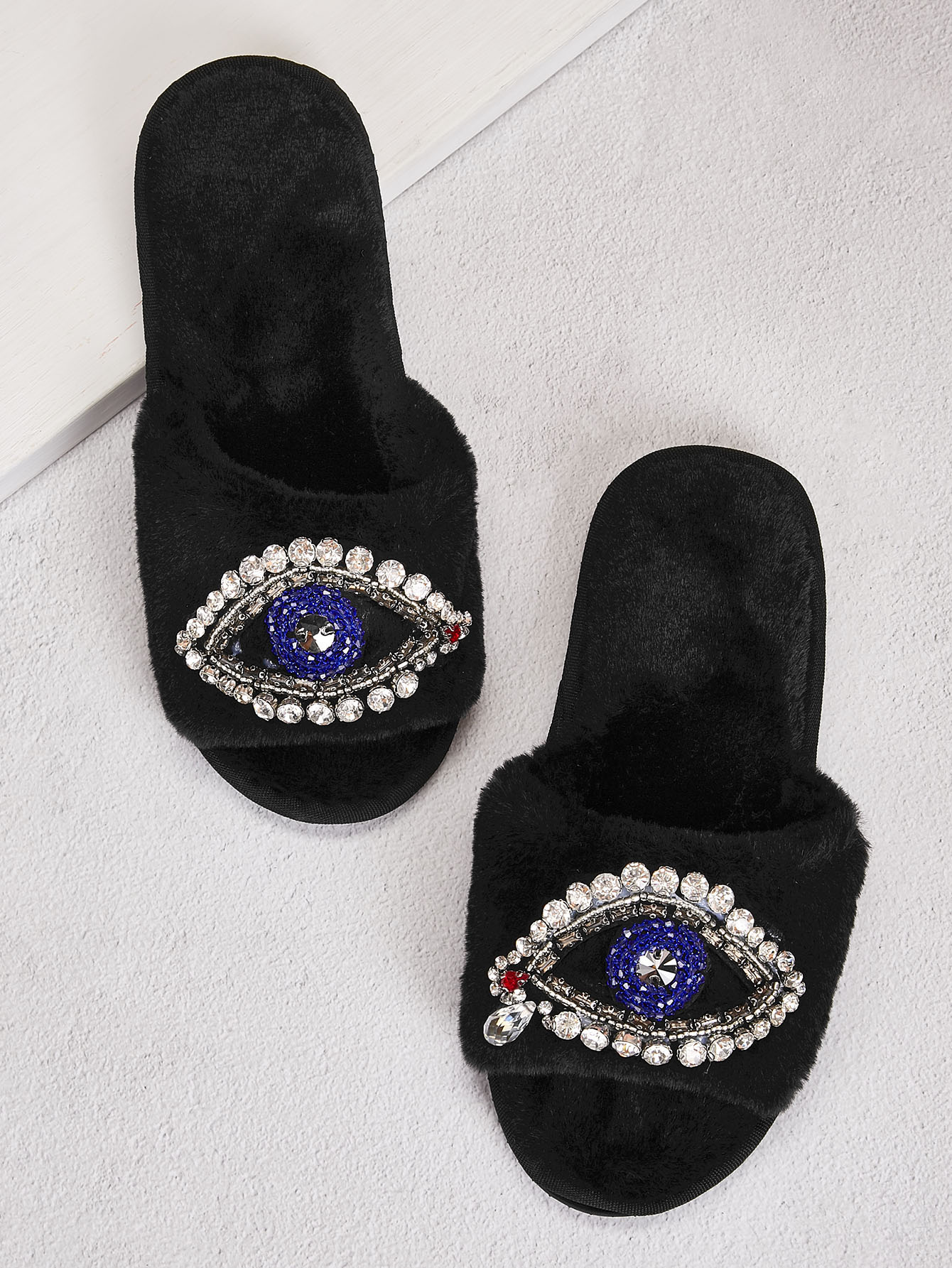 Плюшевые шлепанцы с открытым носком и стразами