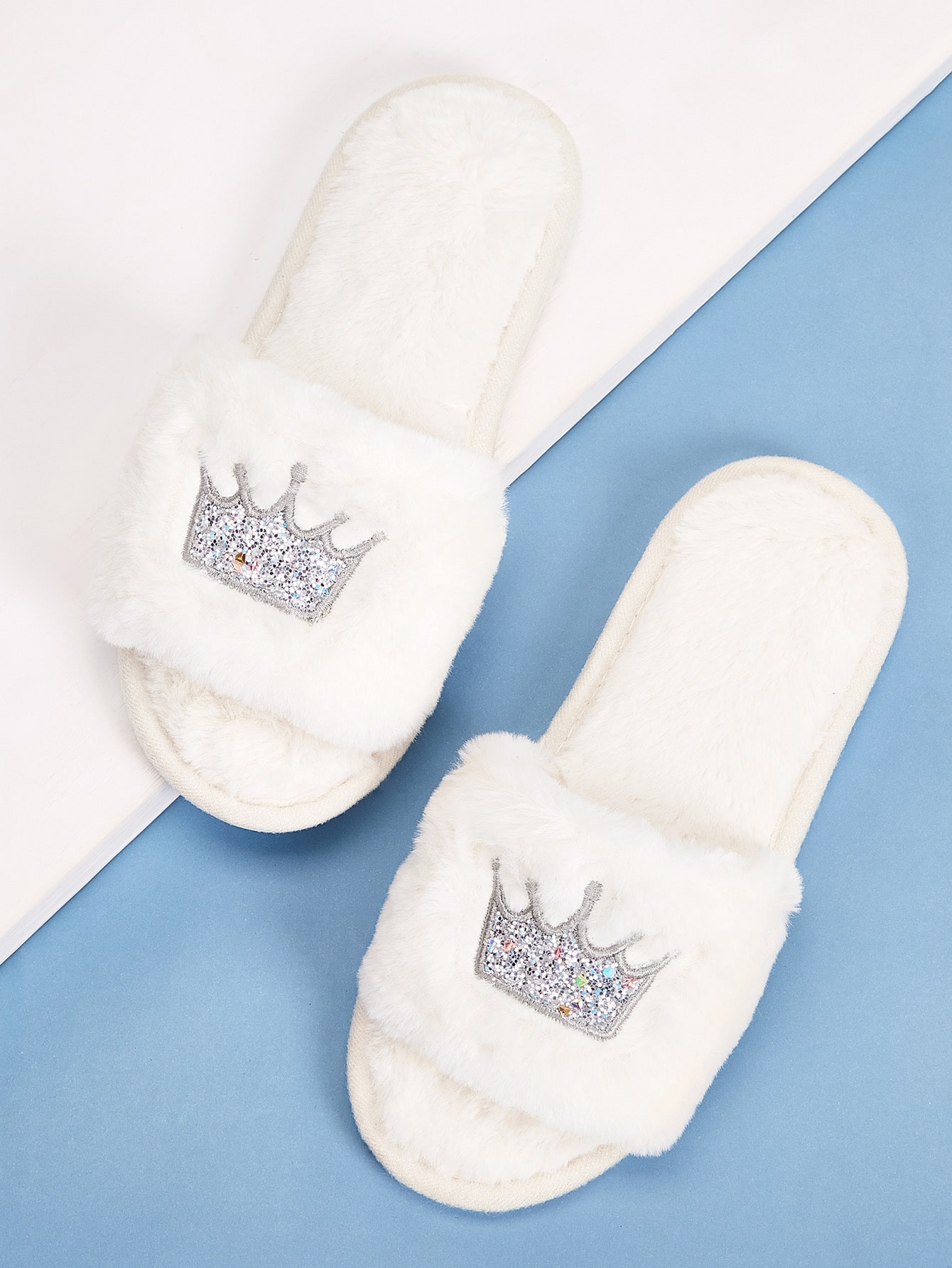 Шлепанцы с вышивкой коронки