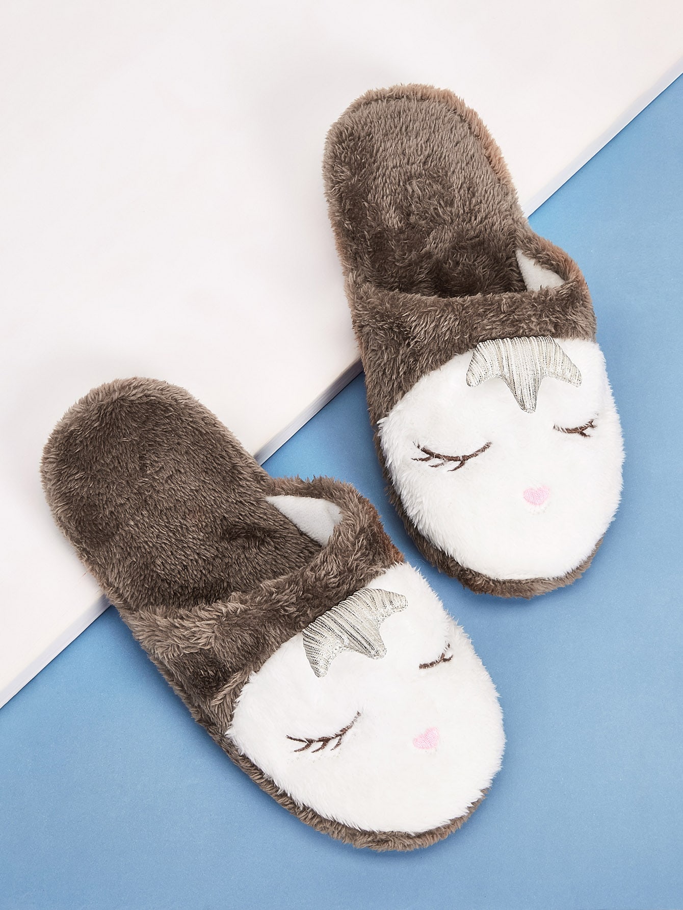 Плюшевые шлепанцы с вышивкой