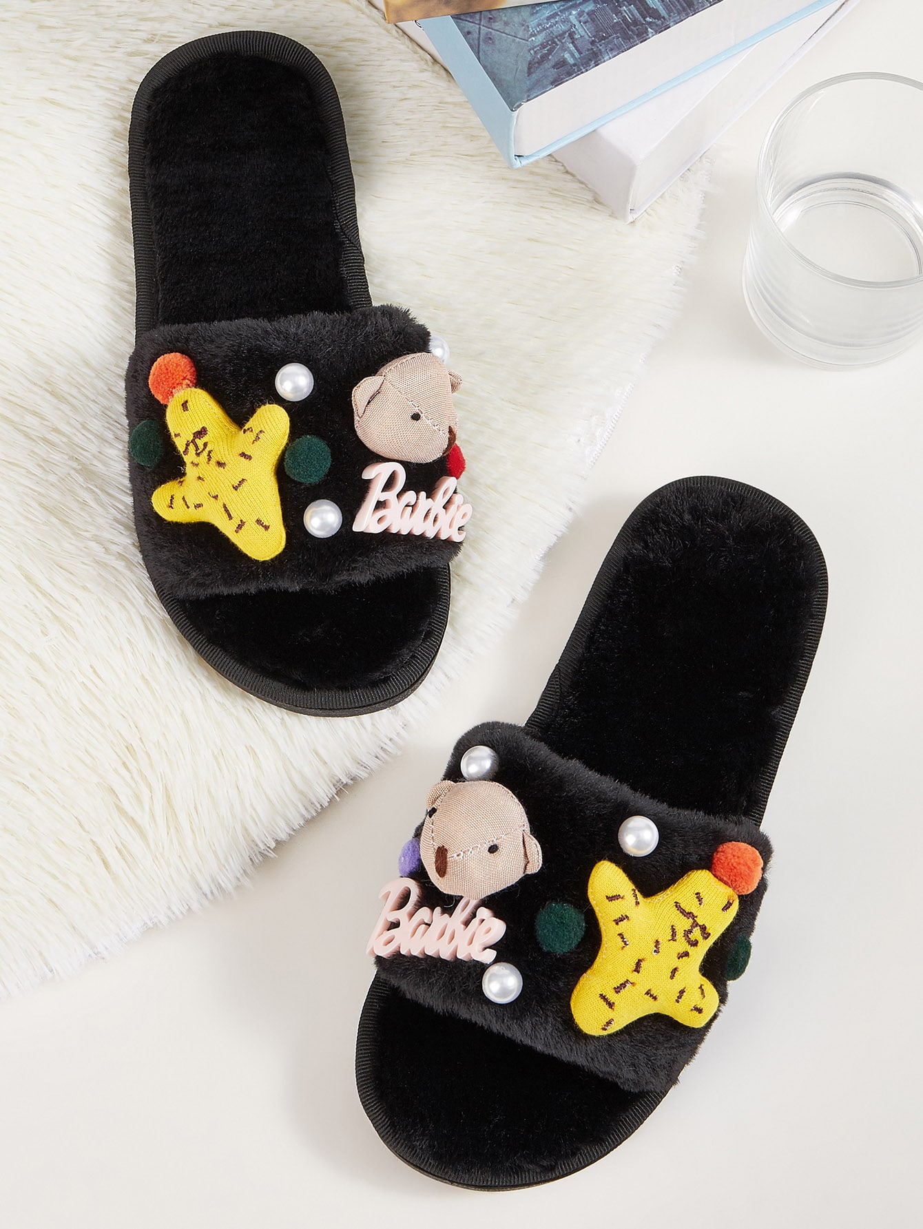 Шлепанцы с помпоном и искусственными жемчугами