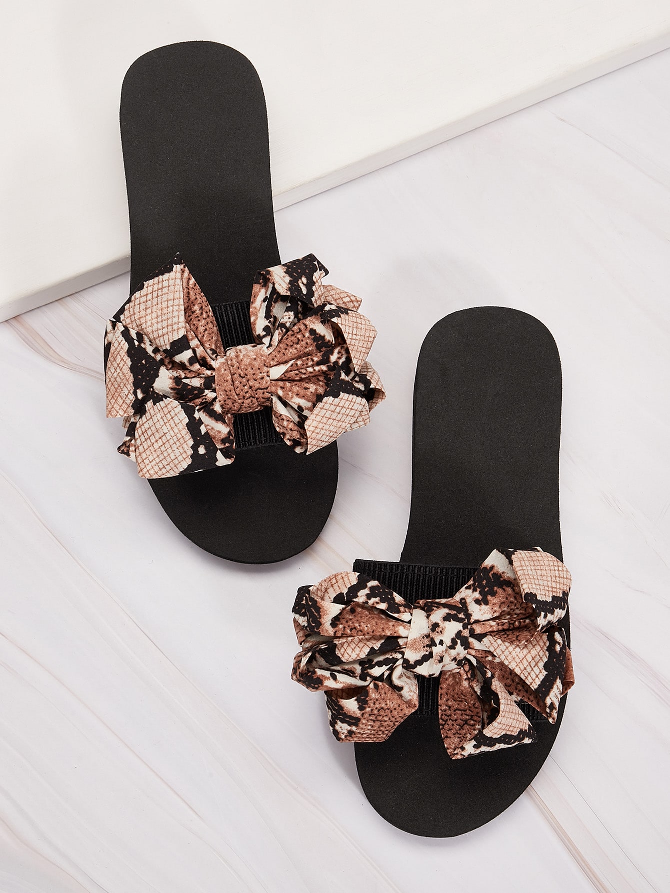 Змеиные шлепанцы с открытым носком и бантом