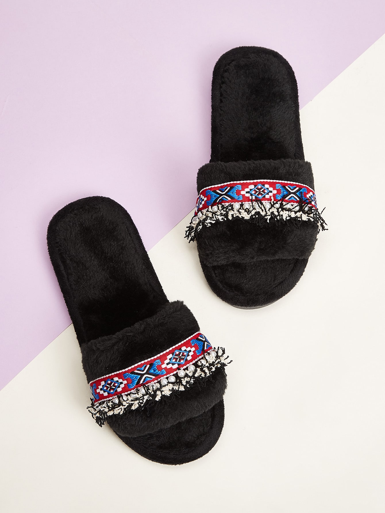 Плюшевые шлепанцы с вышивкой и искусственными жемчугами