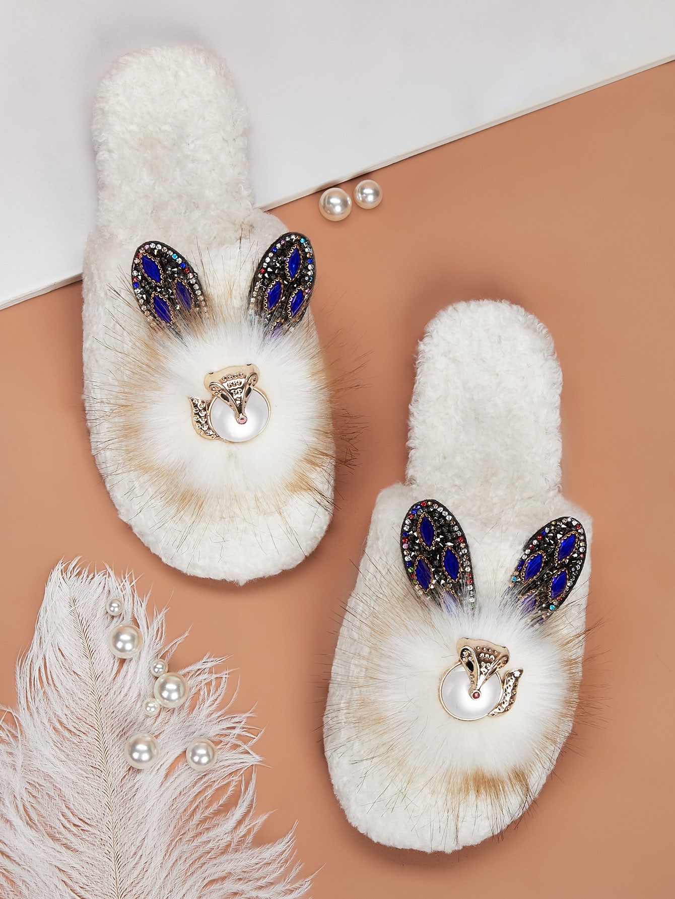 Плюшевые шлепанцы с искусственными жемчугами и стразами