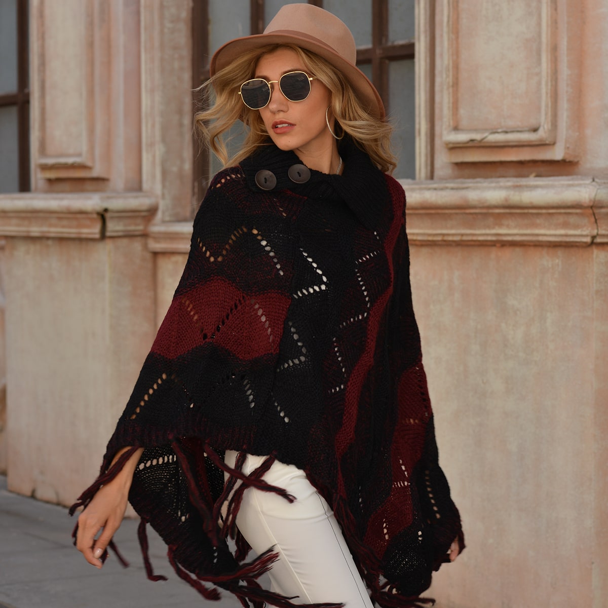 Вязаный свитер пончо с бахромой