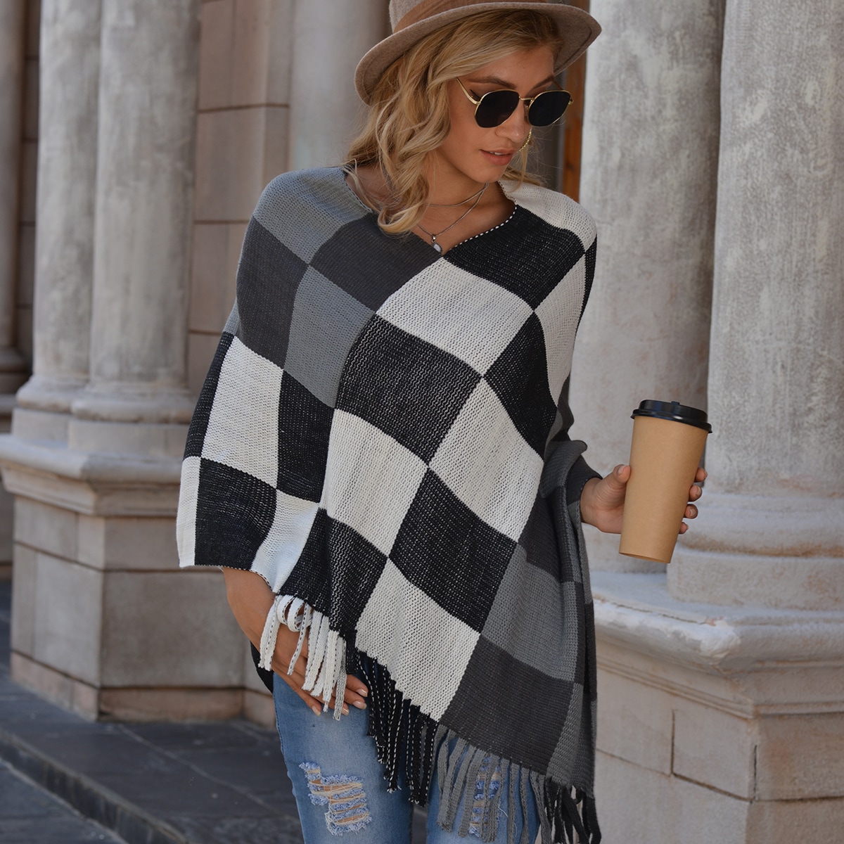 Свитер пончо в клетку с бахромой