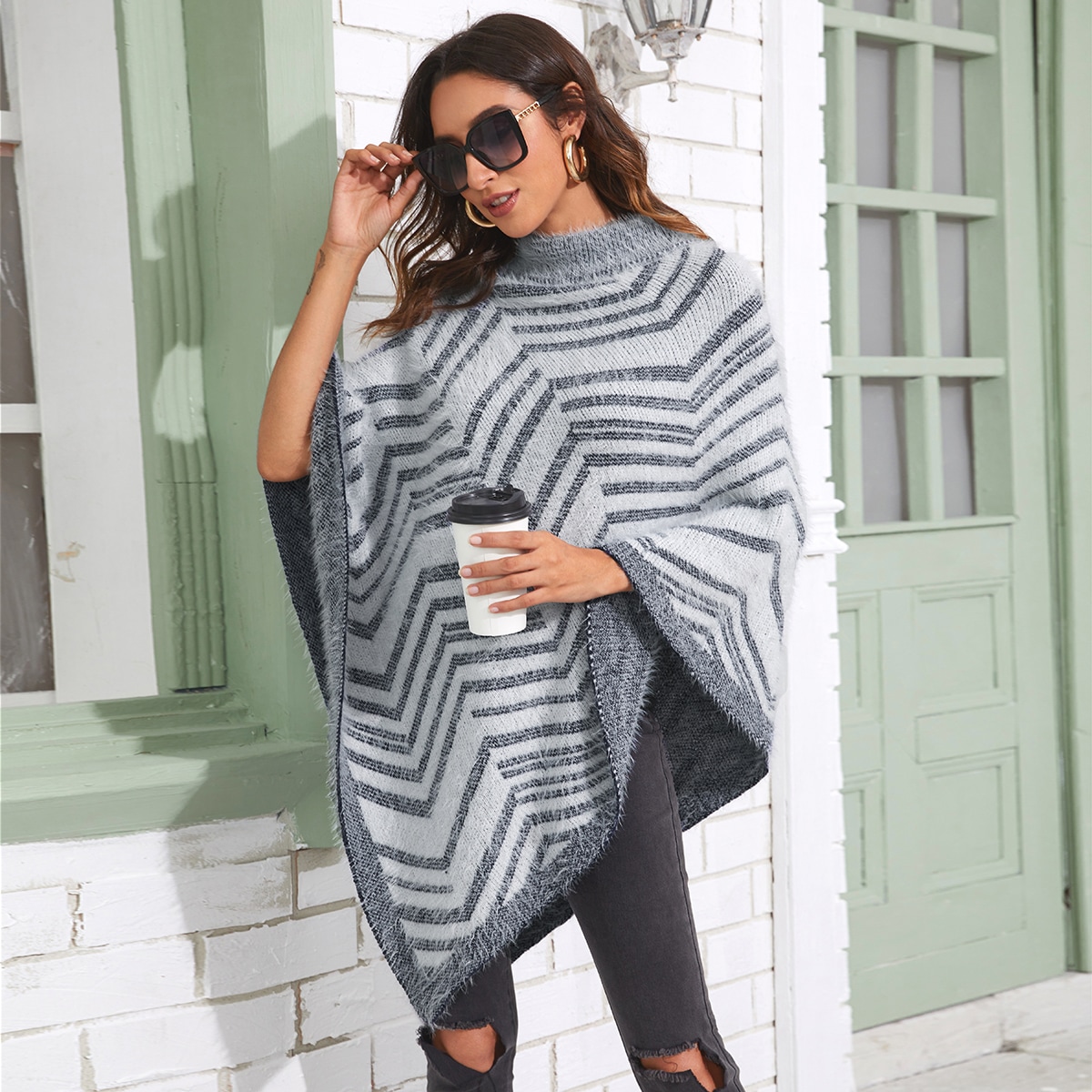 Свитер пончо с шевронным принтом