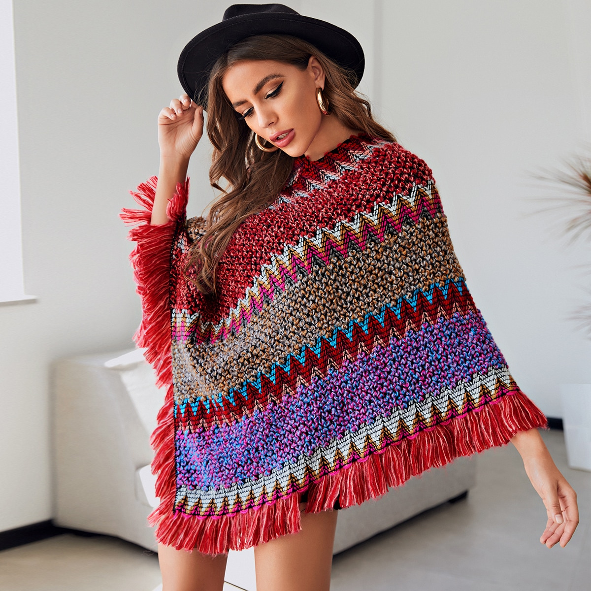 Контрастное трикотажное пончо с бахромой