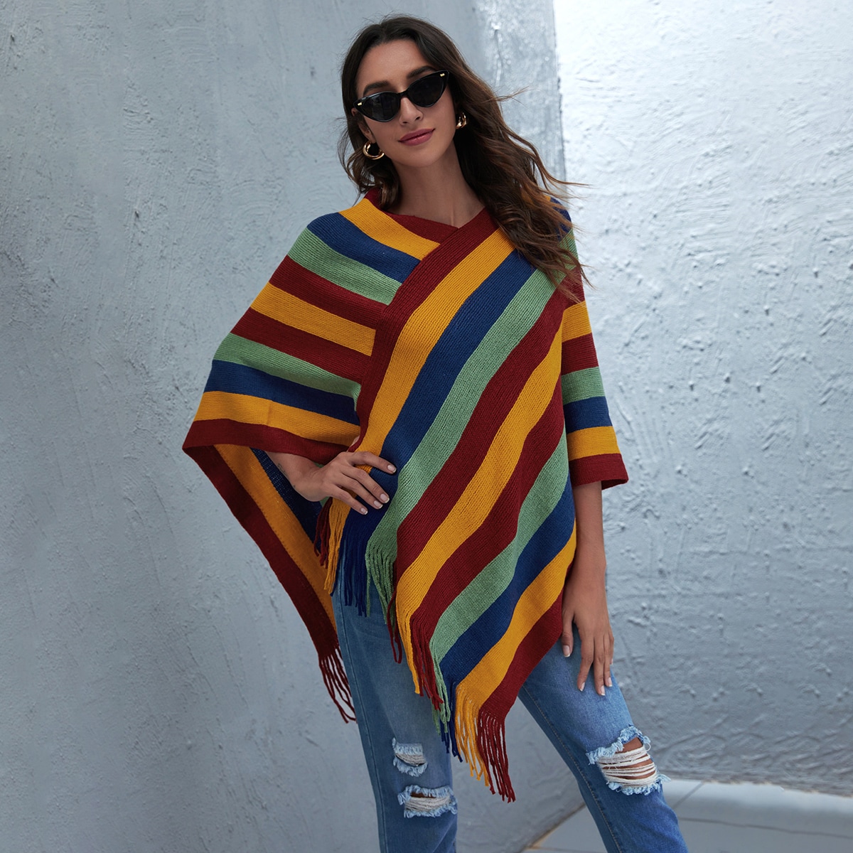 Контрастное пончо с бахромой
