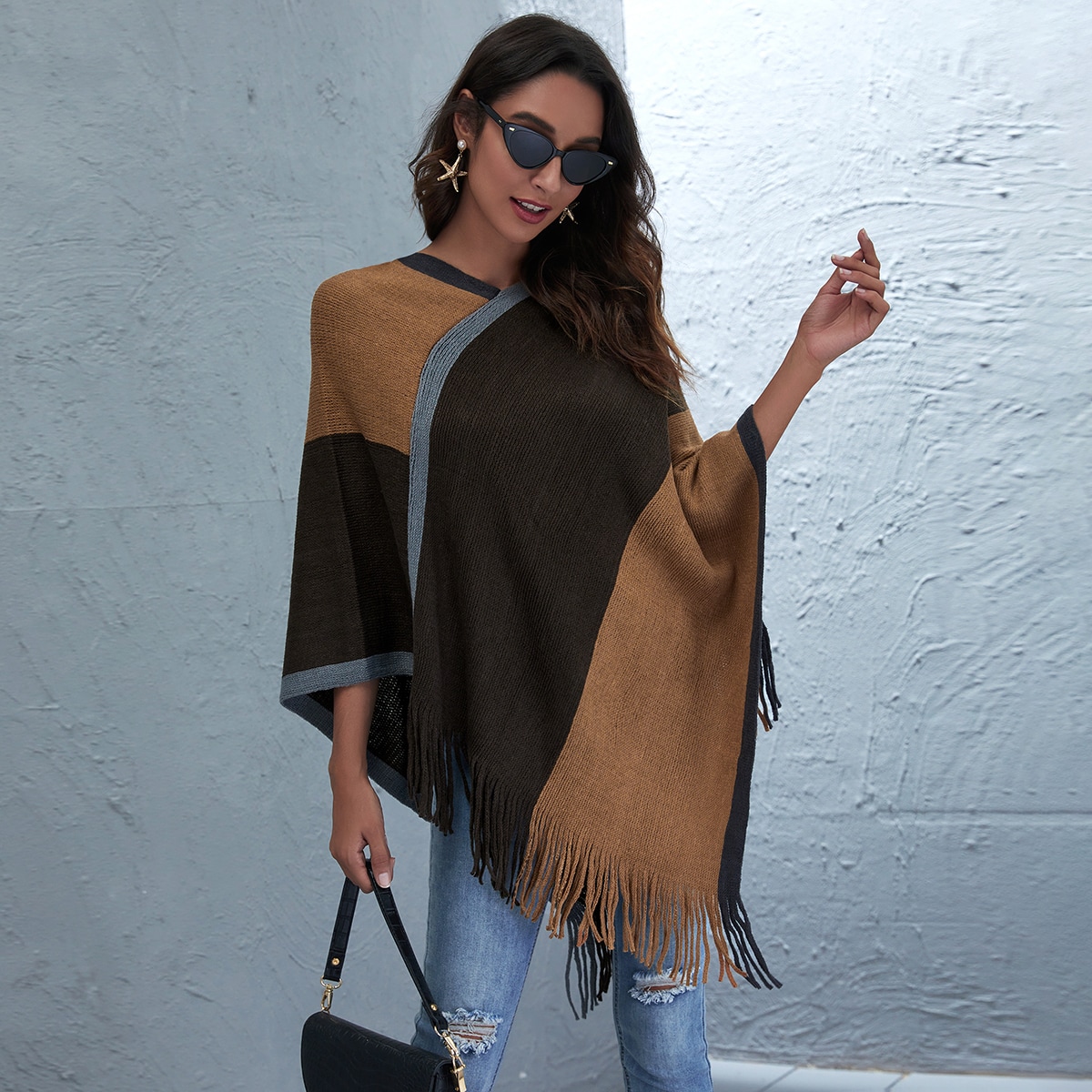 Контрастное пончо с бахромой