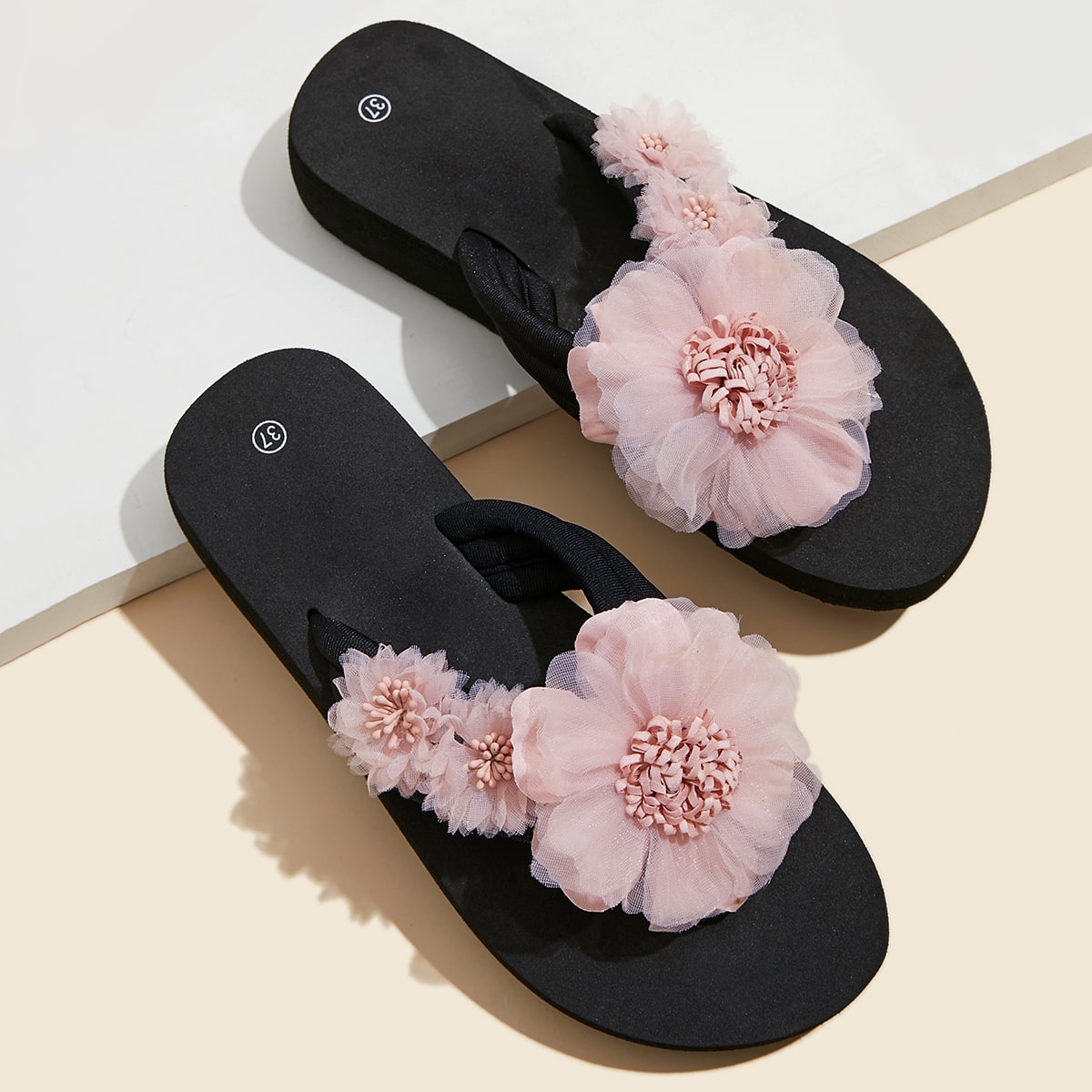 Вьетнамки на толстой подошве с декором цветка