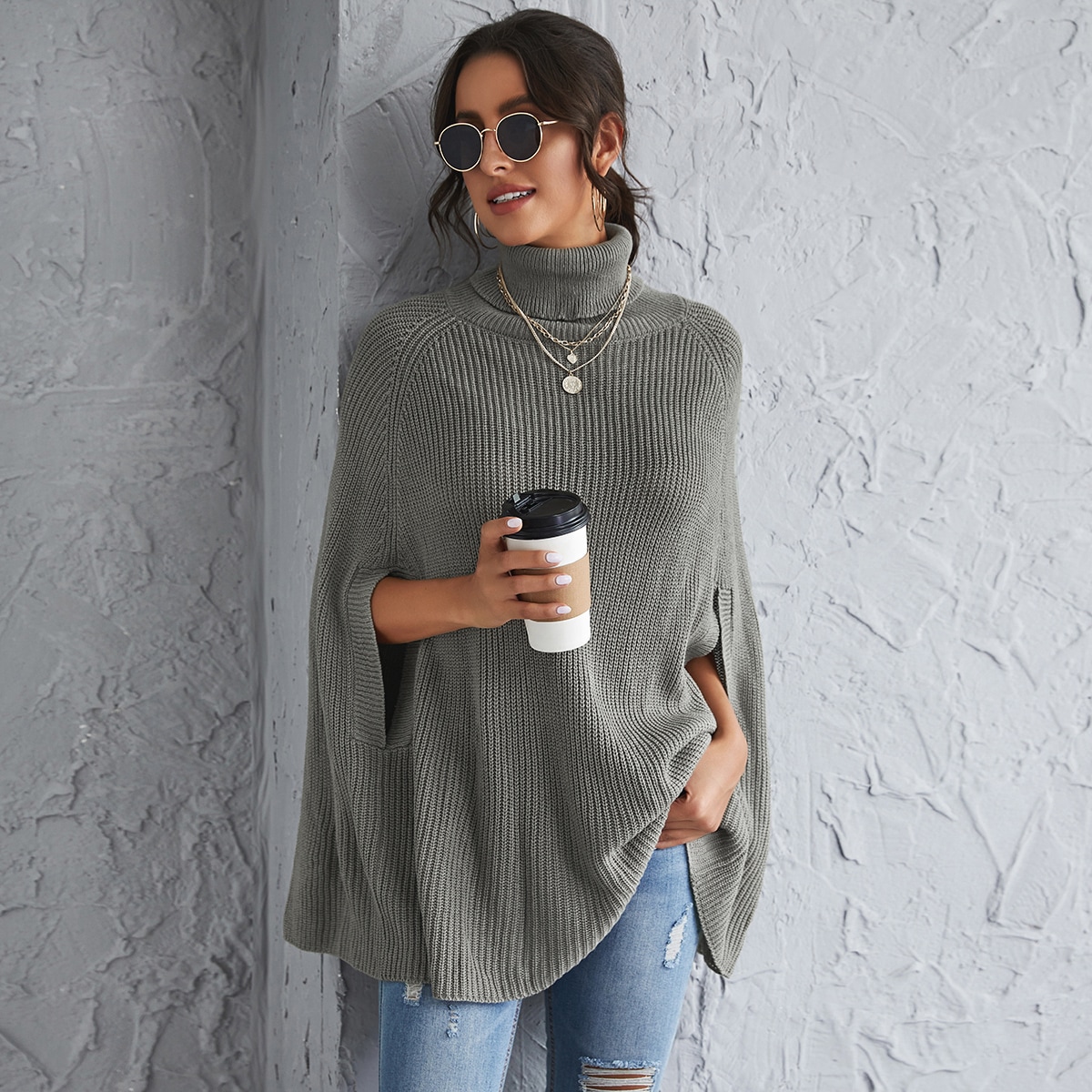 Трикотажное пончо с высоким воротником