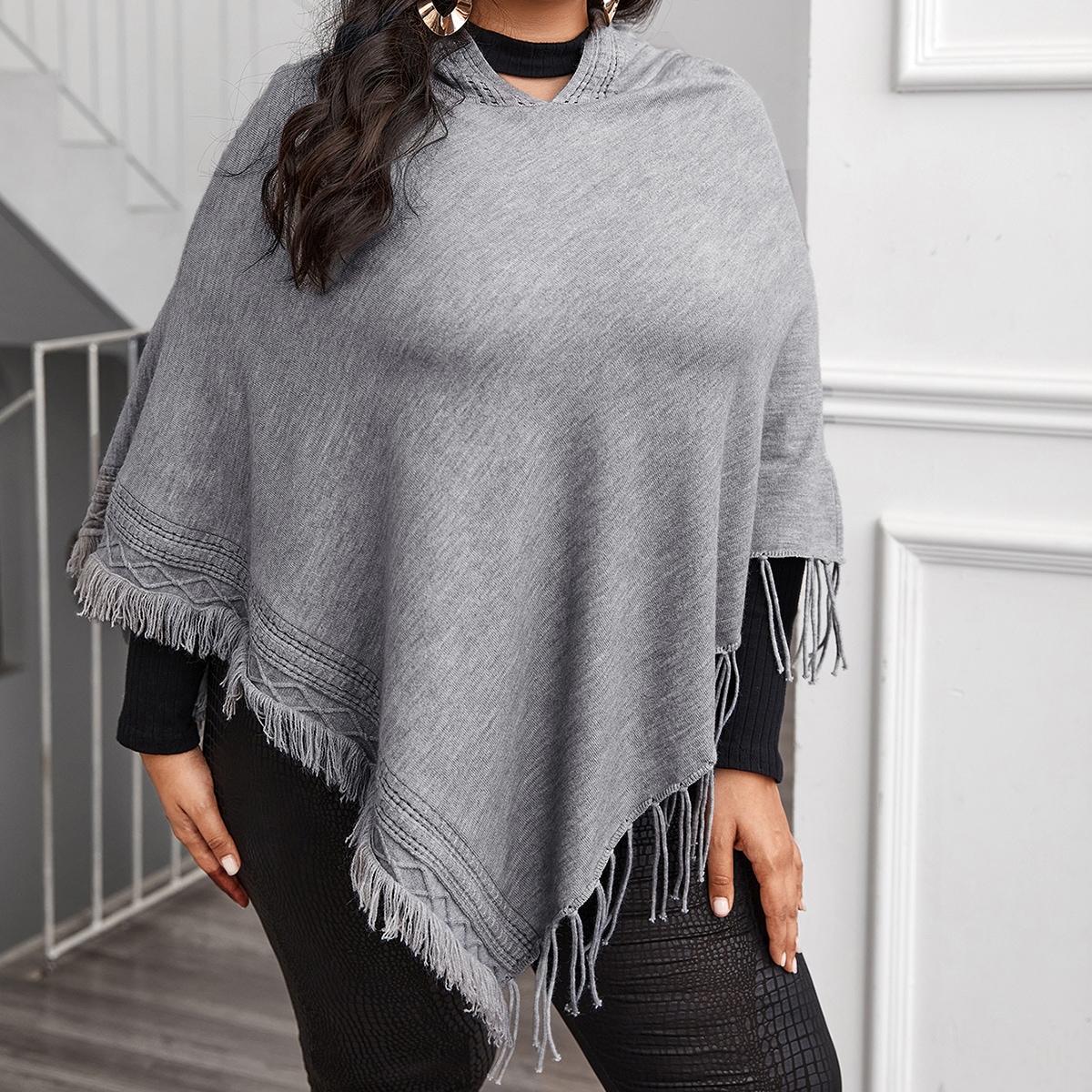 Трикотажное пончо размера плюс с капюшоном и бахромой