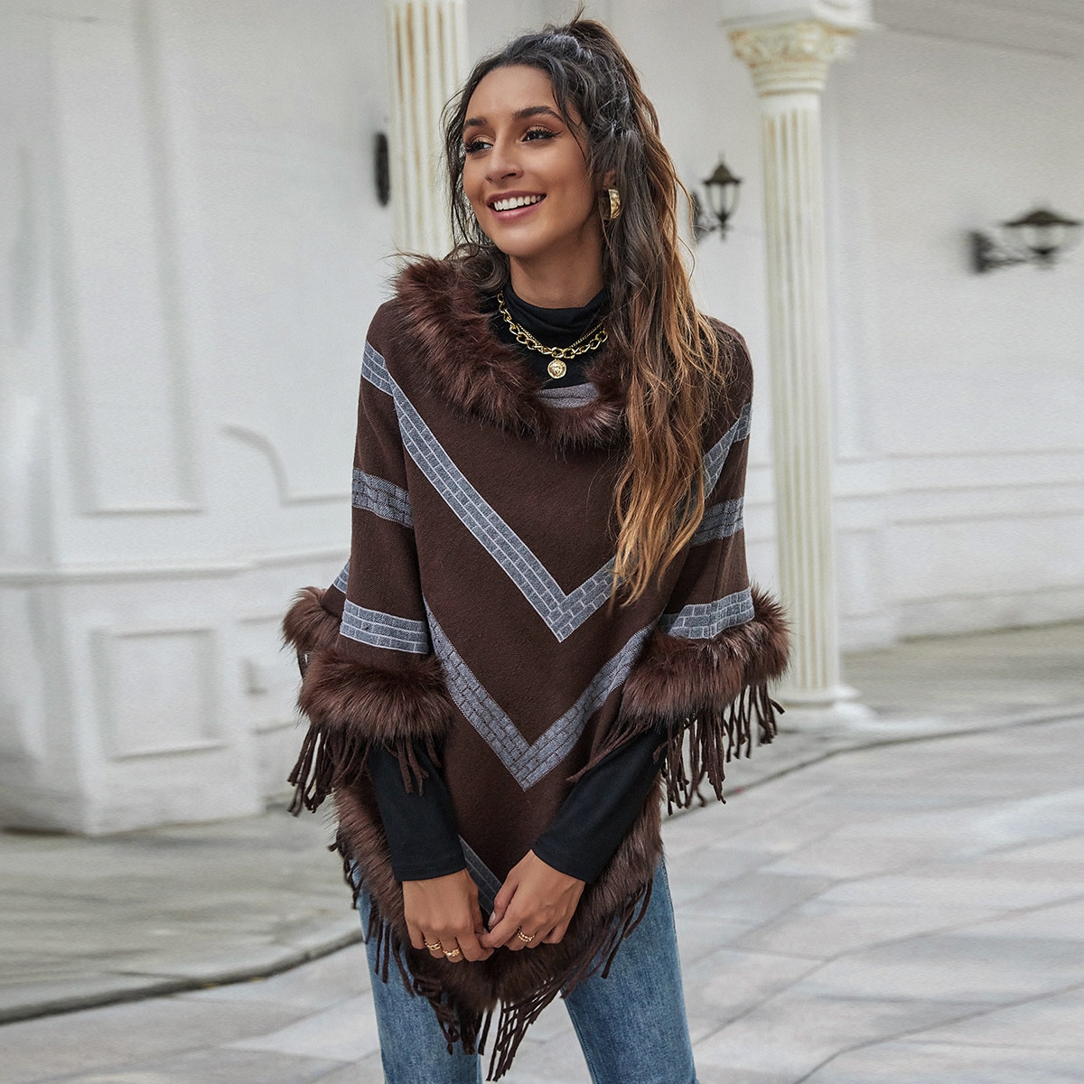 Пончо с бахромой и искусственным мехом