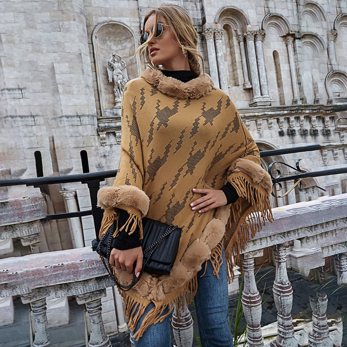 Пончо с бахромой и искусственным мехом