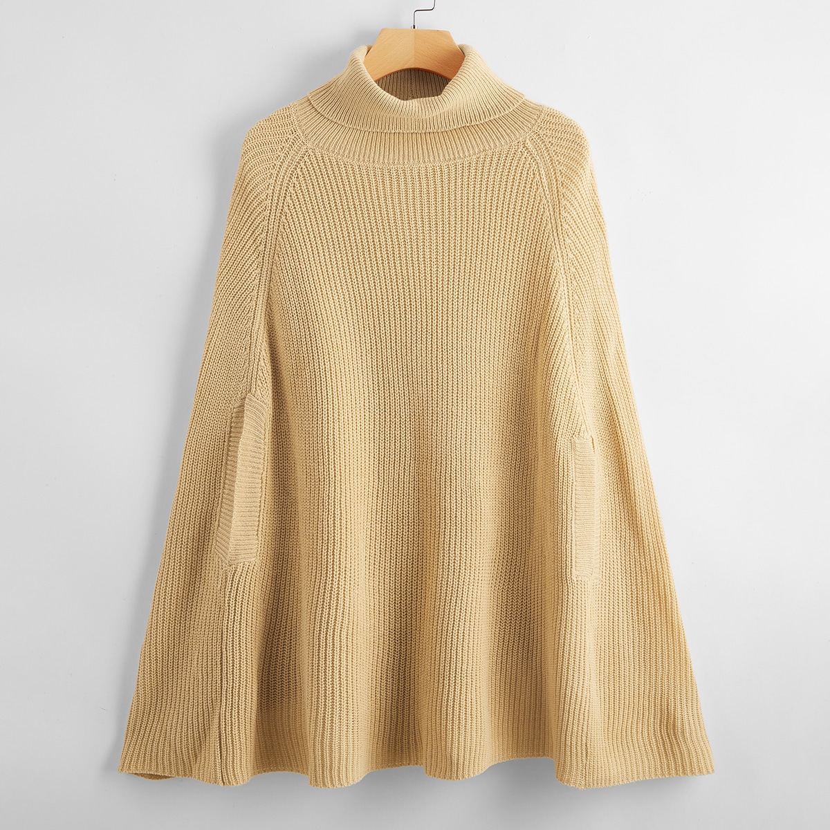 Трикотажное пончо с высоким воротником