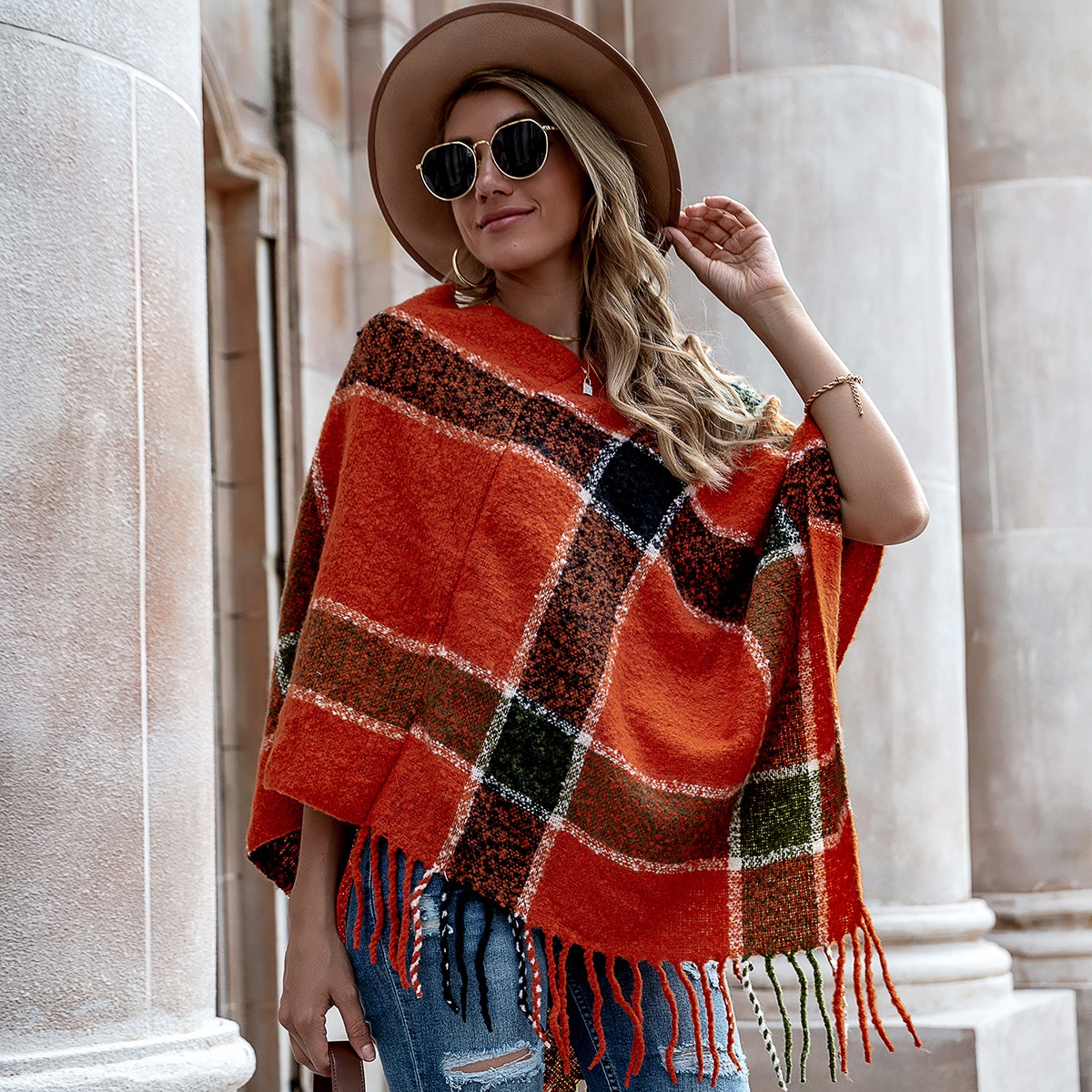 Пончо в клетку с бахромой