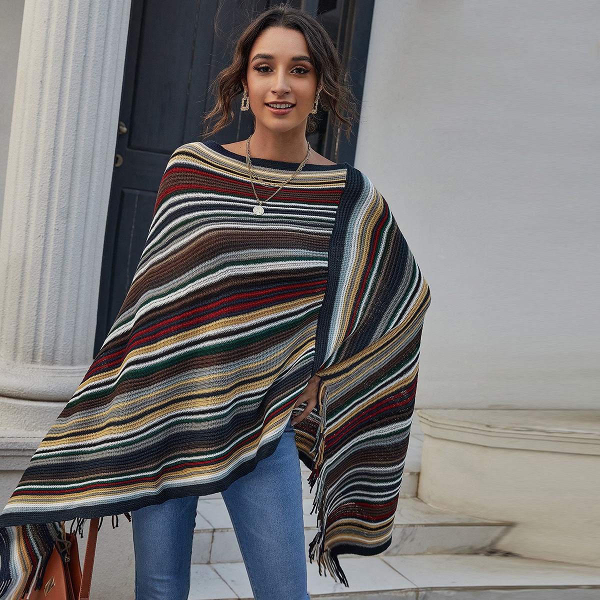 Свитер пончо в полоску с бахромой