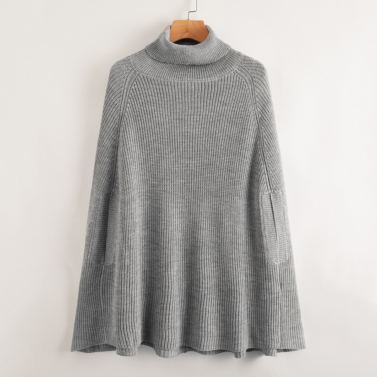 Трикотажное пончо с высоким воротником
