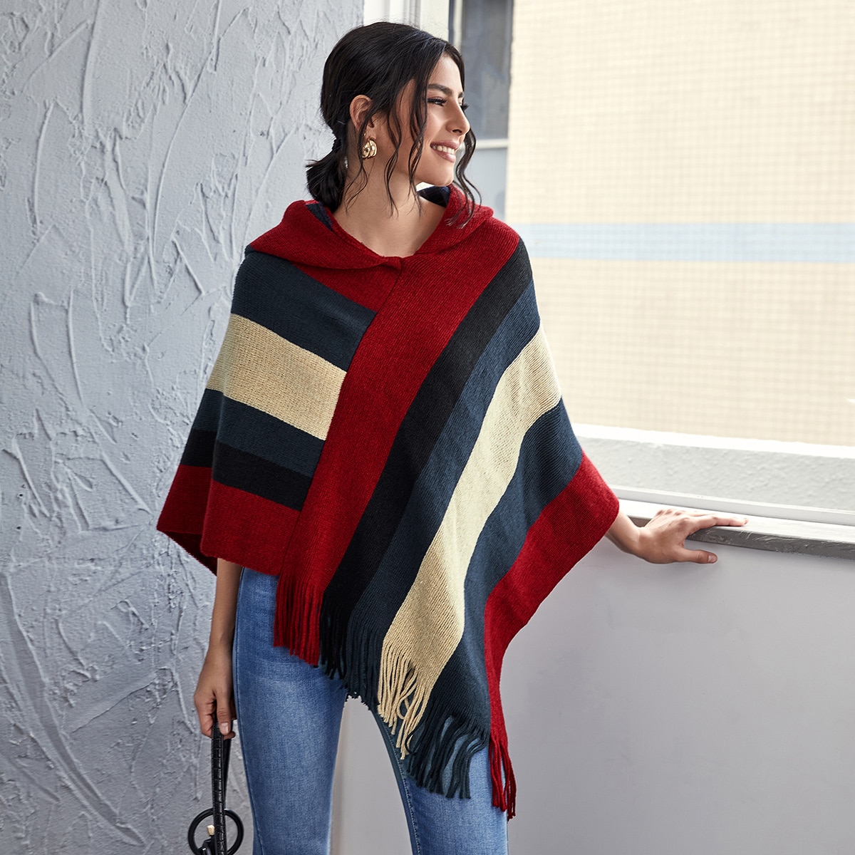 Контрастный свитер пончо с капюшоном и бахромой