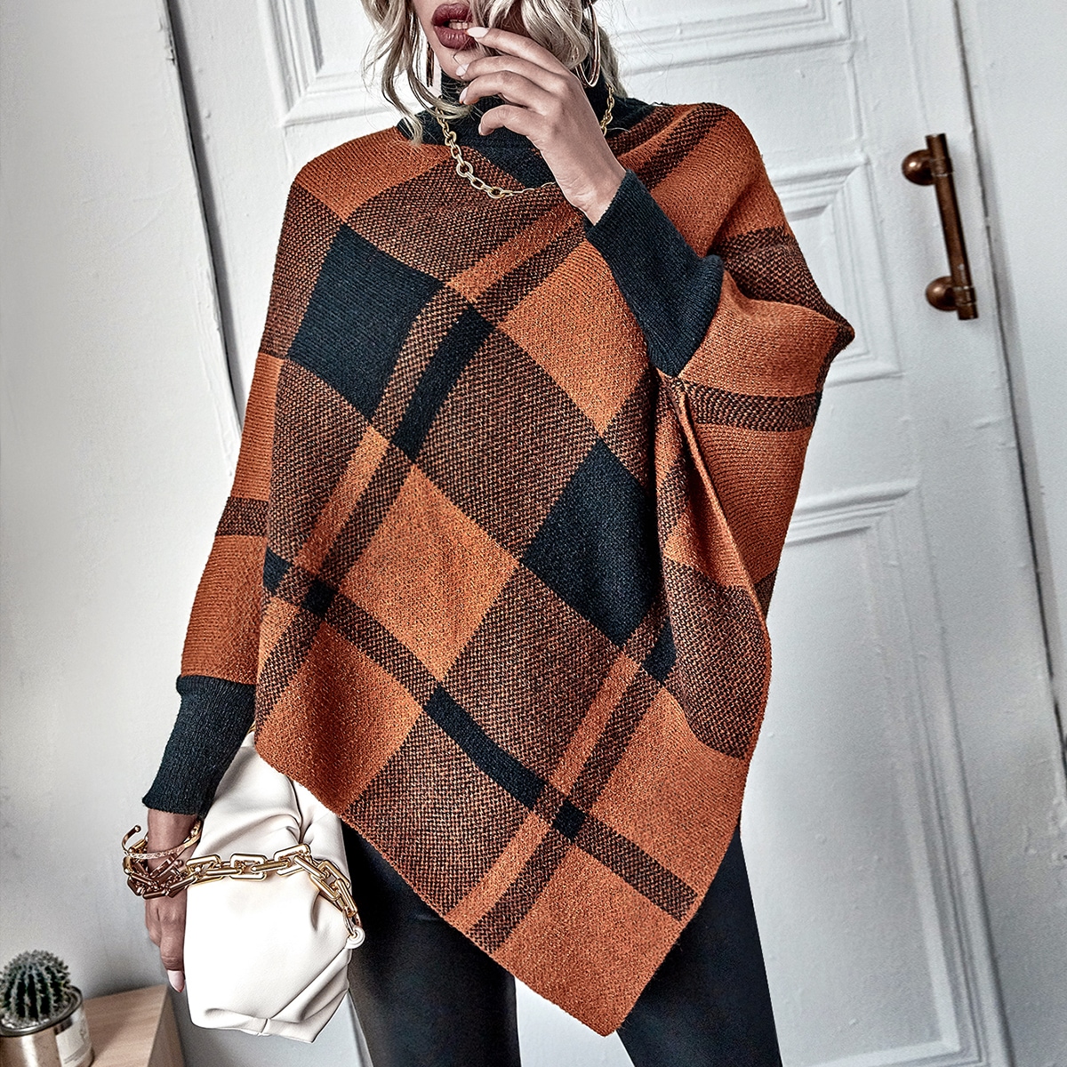 Асимметричное трикотажное пончо в клетку