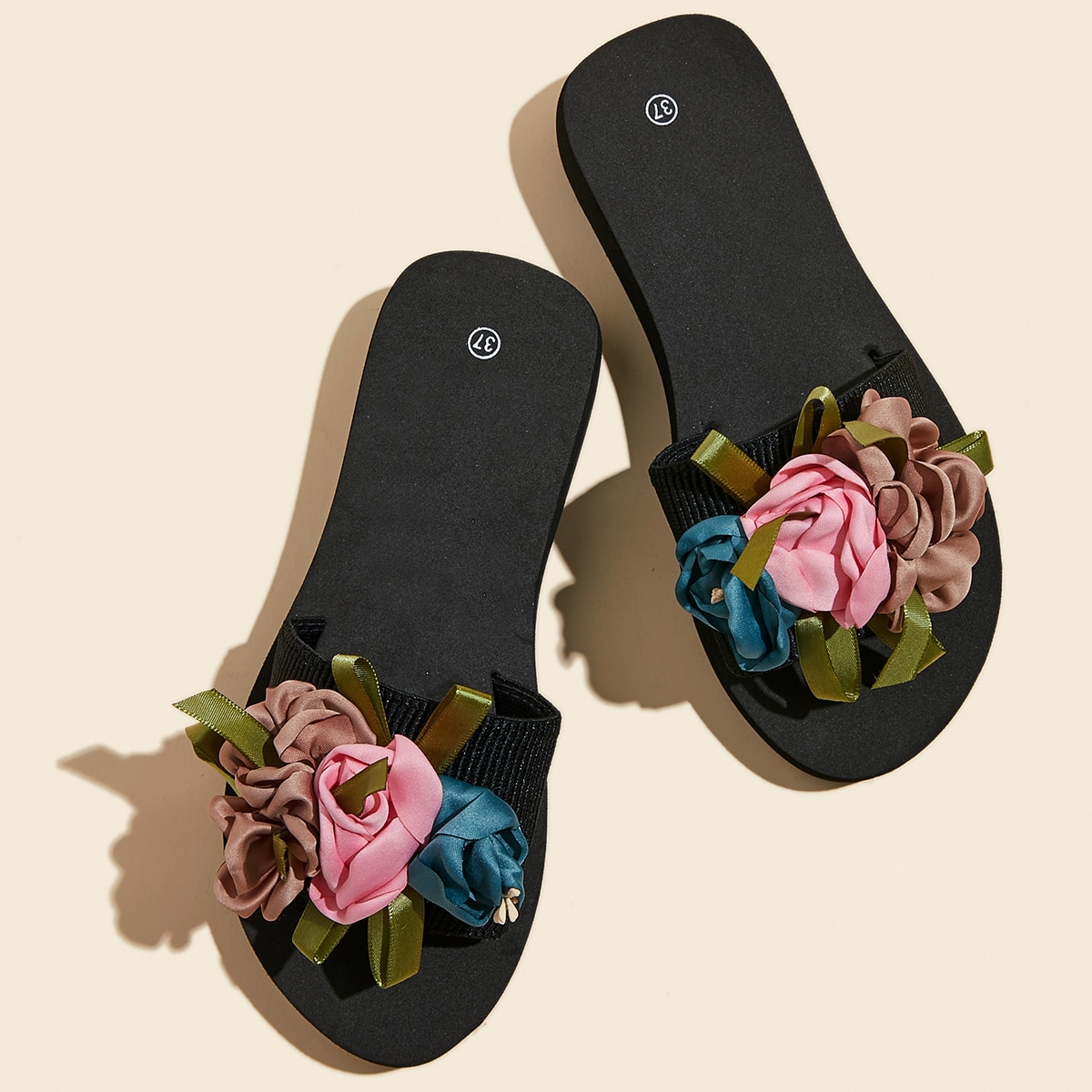 Со цветочками Тапочки & Вьетнамки