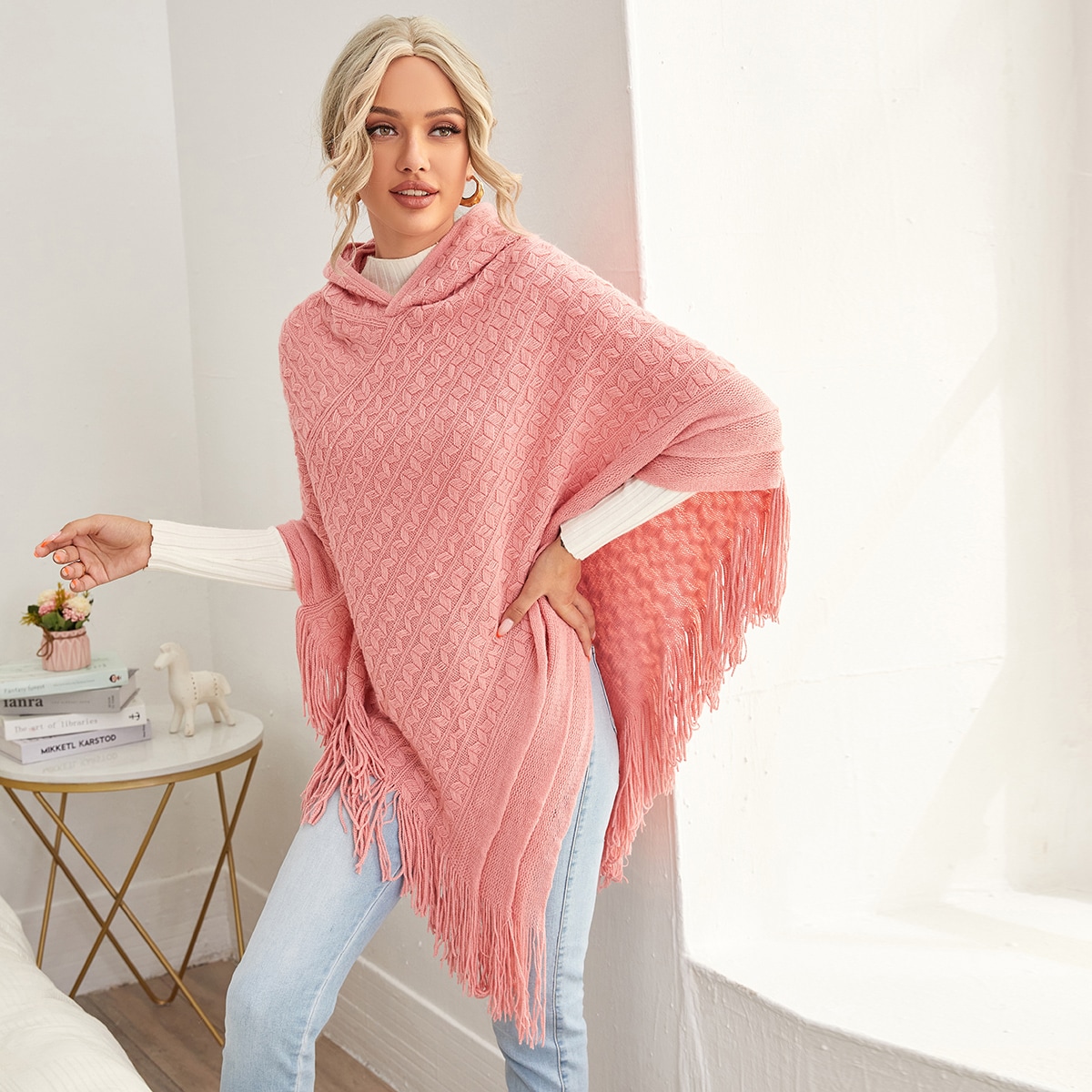 Асимметричный свитер пончо с бахромой и капюшоном