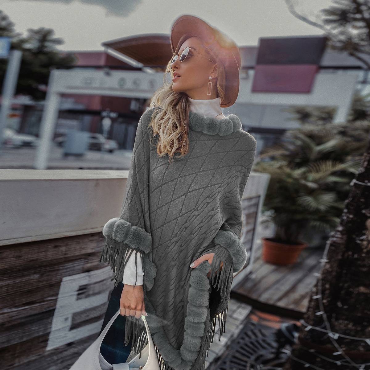 Свитер пончо с искусственным мехом