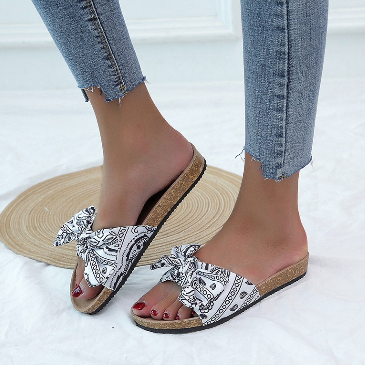 с бантом Геометрический принт Тапочки & Вьетнамки