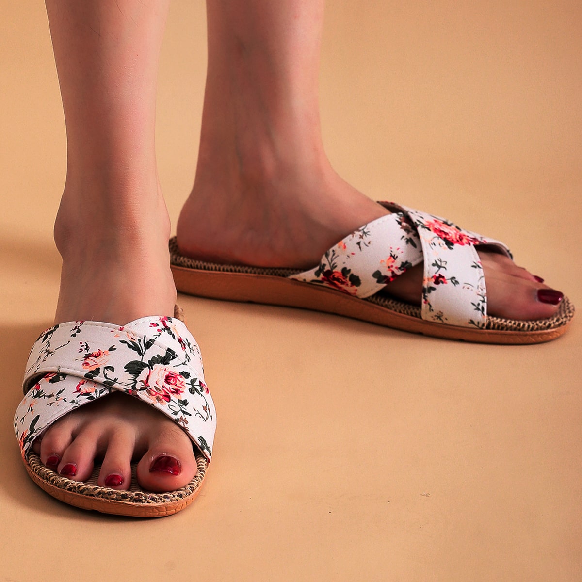 Со цветочками Тапочки & Вьетнамки