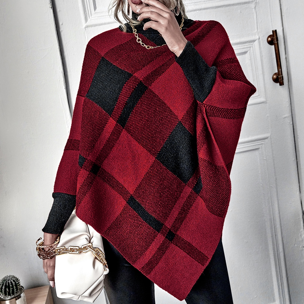 Асимметричное трикотажное пончо в клетку