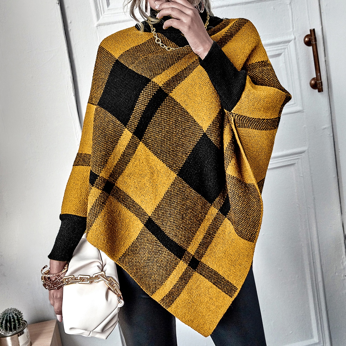Асимметричное трикотажное пончо в клетку