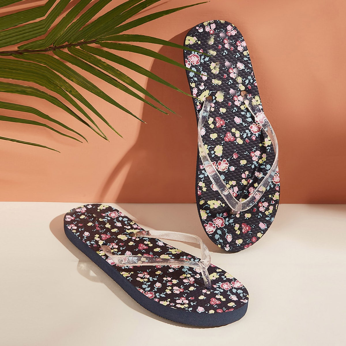 Со цветочками Тапочки & Вьетнамки