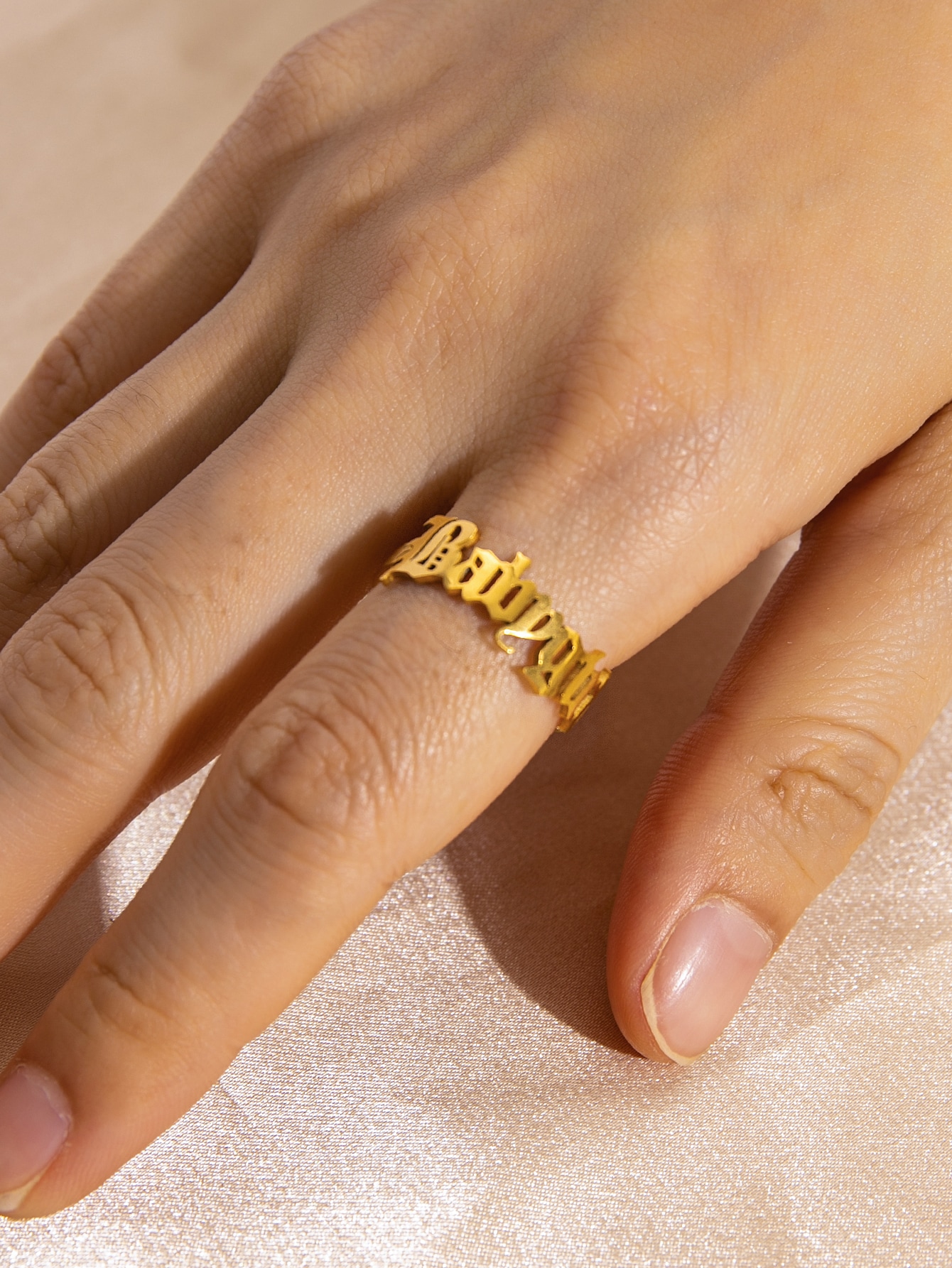 Ring mit Buchstaben Design